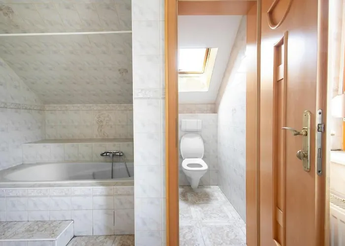4-bedroom House & Large Garden Nyaraló