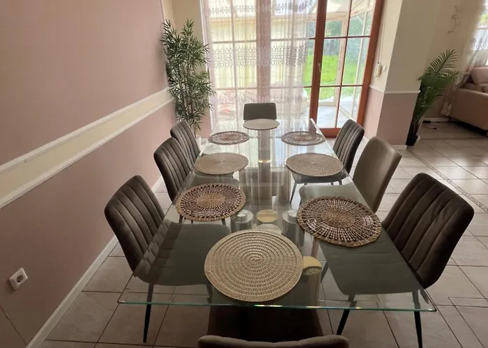 4-bedroom House & Large Garden Nyaraló *